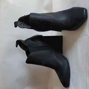 Jeffrey Campbell Leather Black Stacked  Heel Pull-on Ankle Boots Size 6